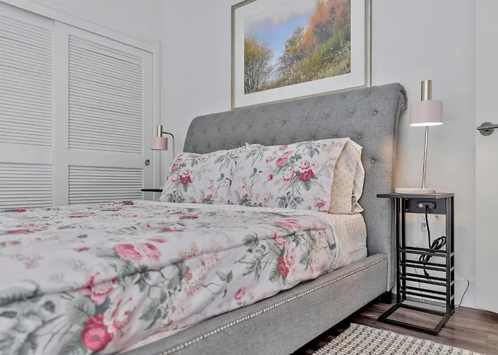 7 Large Down Town Santa Monica Apartment