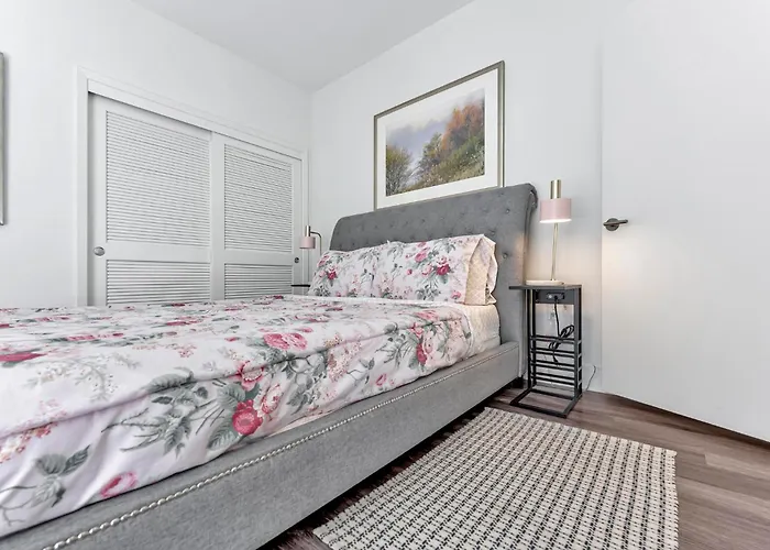 7 Large Down Town Santa Monica Apartment