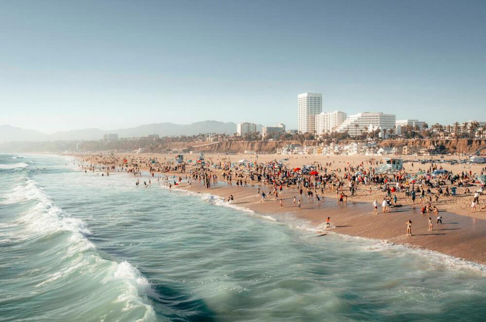 7 Large Down Town Santa Monica Apartment
