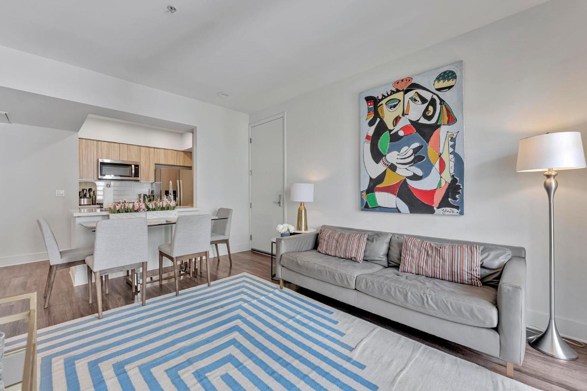 7 Large Down Town Santa Monica Apartment Los Angeles