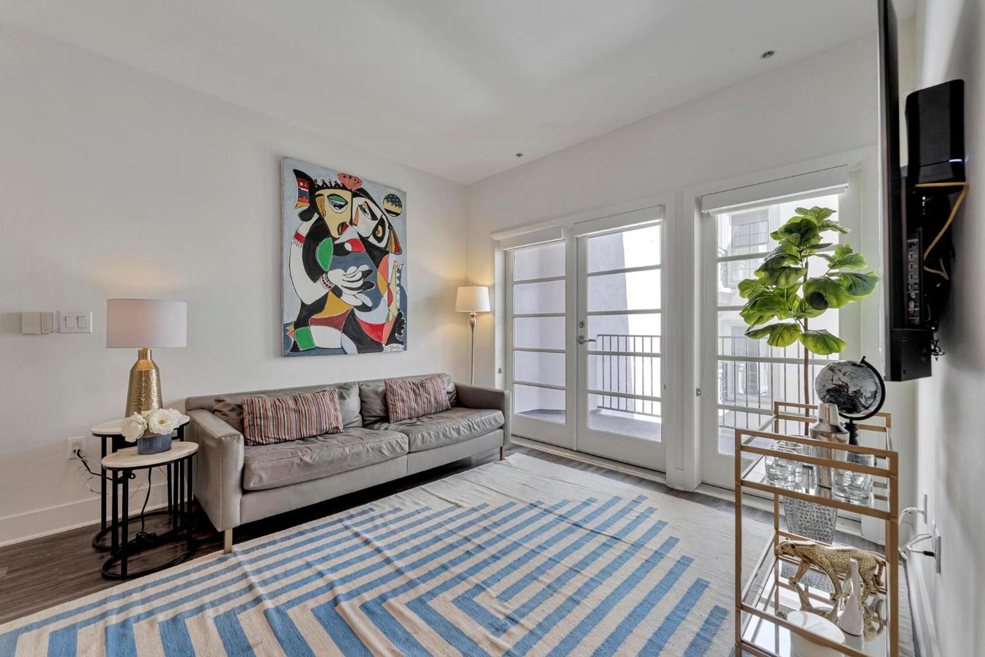 7 Large Down Town Santa Monica Apartment